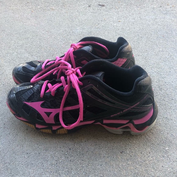 Volleyball shoes! - Picture 2 of 4